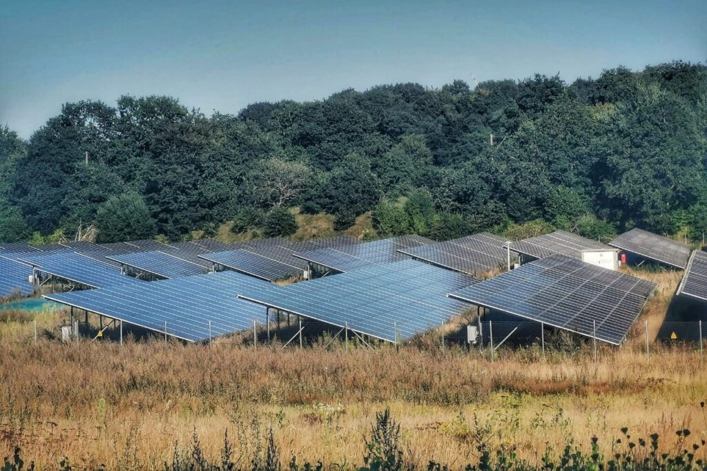 Énergie solaire en RDC : pourquoi LMC Holding SARL est votre partenaire de confiance à Kinshasa